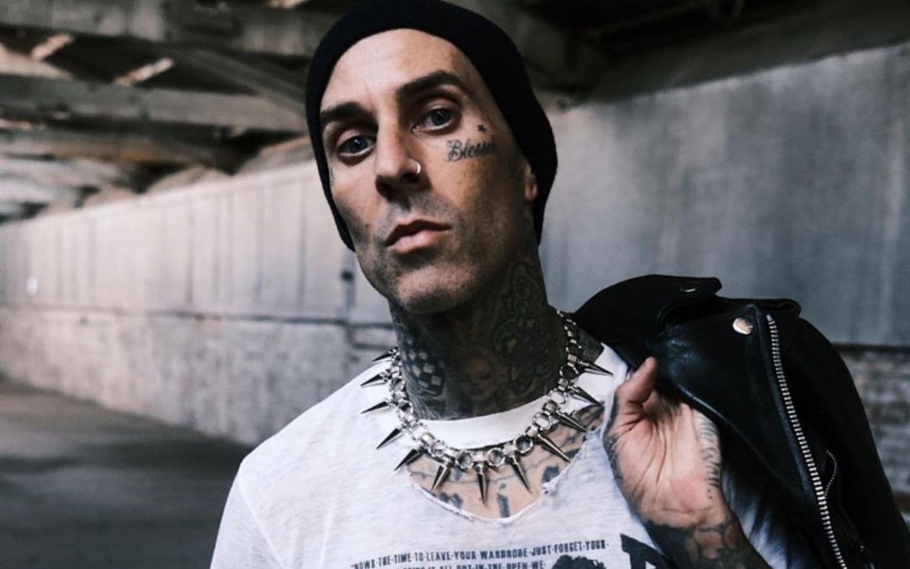 Travis Barker posa para foto com feição séria