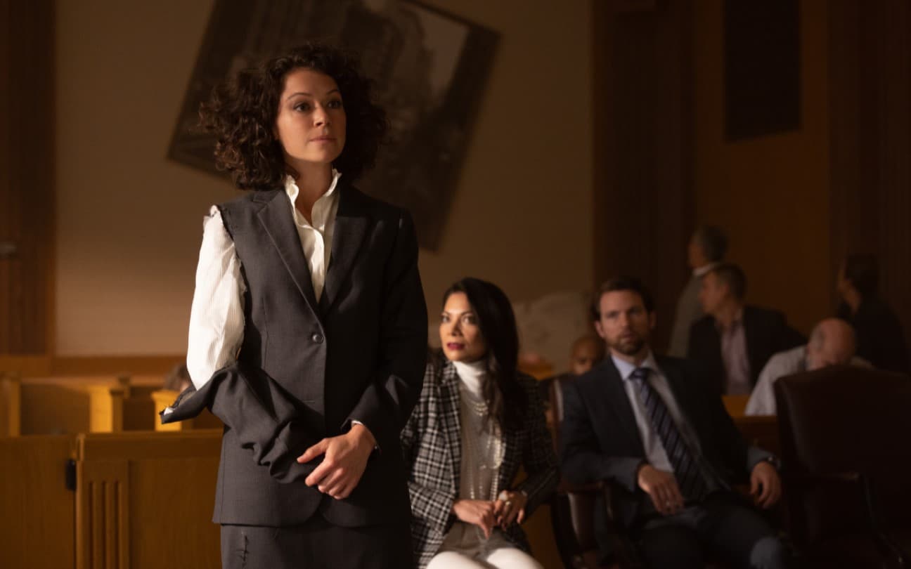 Tatiana Maslany em cena de Mulher-Hulk: Defensora de Heróis