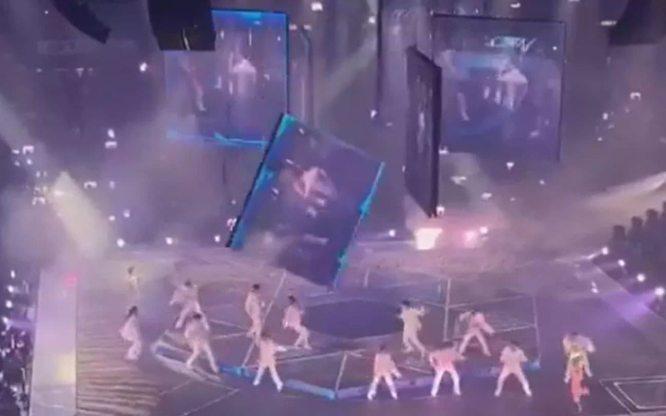 Acidente no show da boyband chinesa Mirror