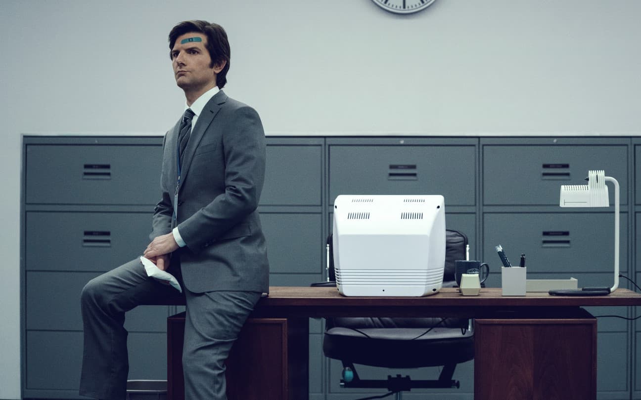 Adam Scott em cena de Ruptura