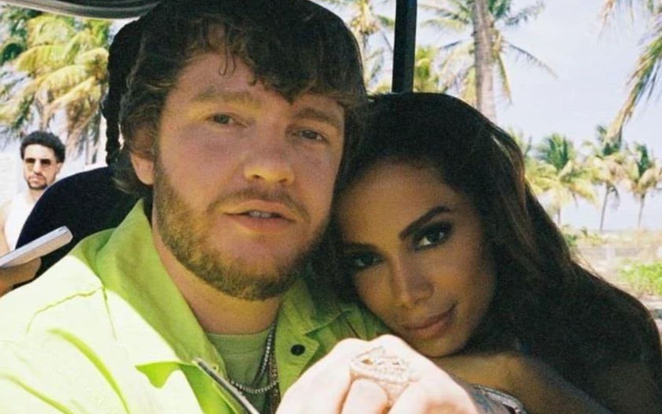 Anitta com a cabeça no ombro do namorado,Murda Beatz