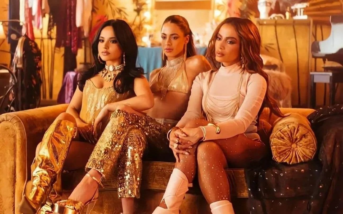 Becky G, Tini e Anitta sentadas em sofá