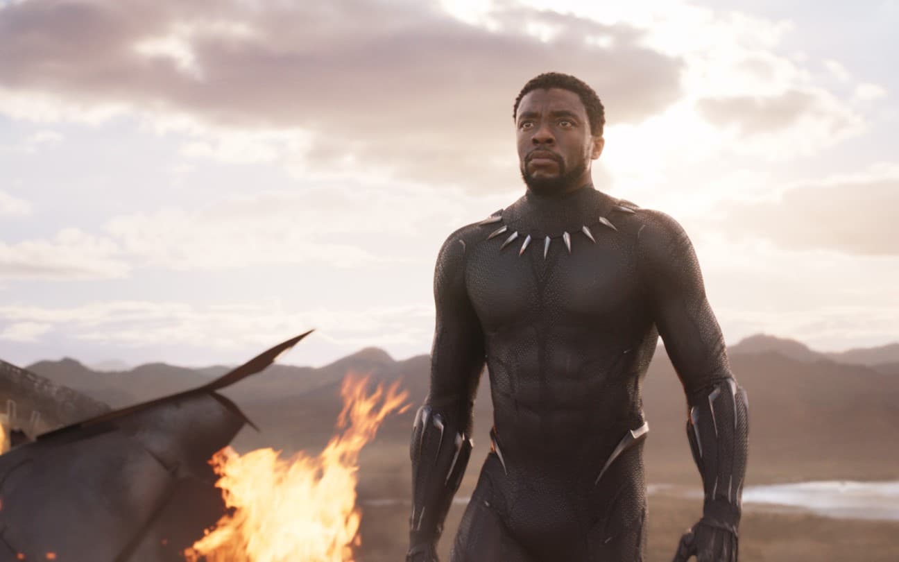 Chadwick Boseman em cena de Pantera Negra