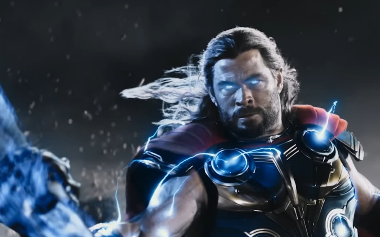 Chris Hemsworth em cena de Thor: Amor e Trovão