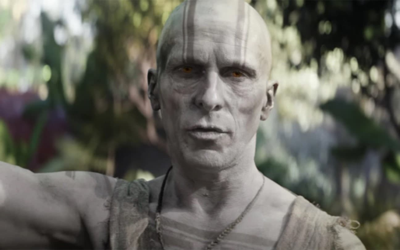 Christian Bale em cena de Thor: Amor e Trovão