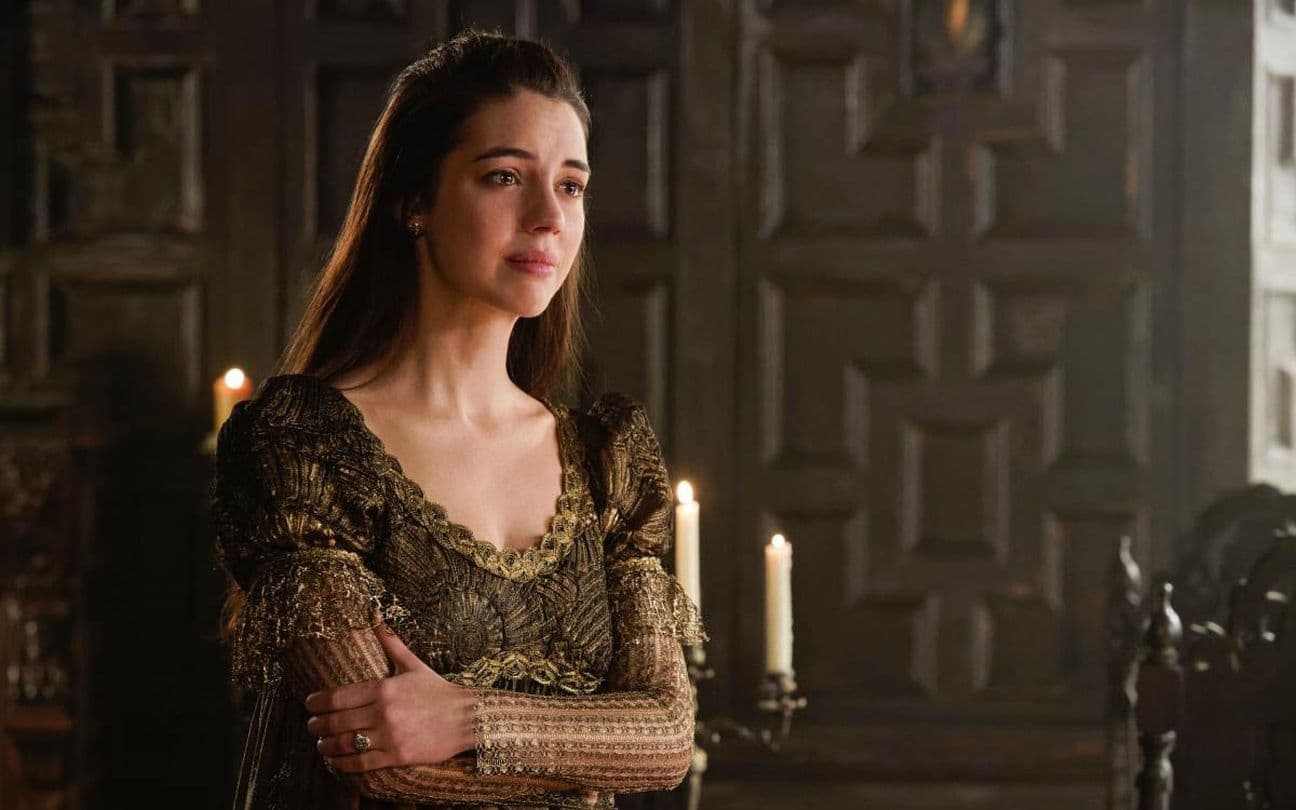 Adelaide Kane em cena da série Reign