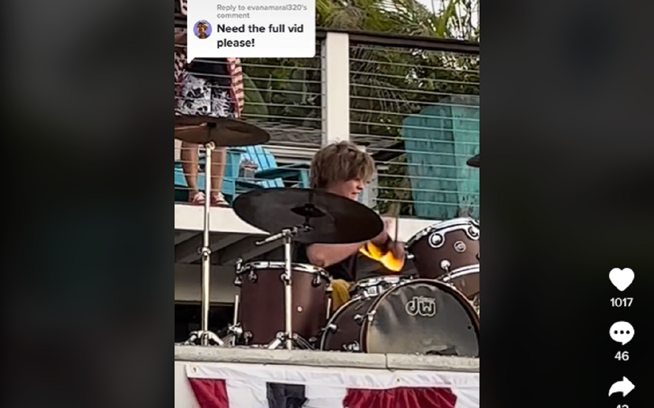 Taylor Hawkins: Filho toca hit do Foo Fighters na bateria