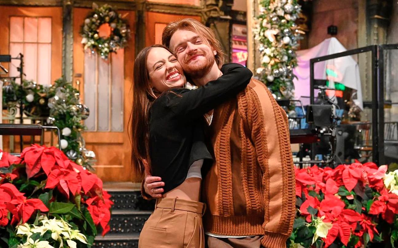 Finneas O'Connell abraça Claudia Sulewski, enquanto posa para foto
