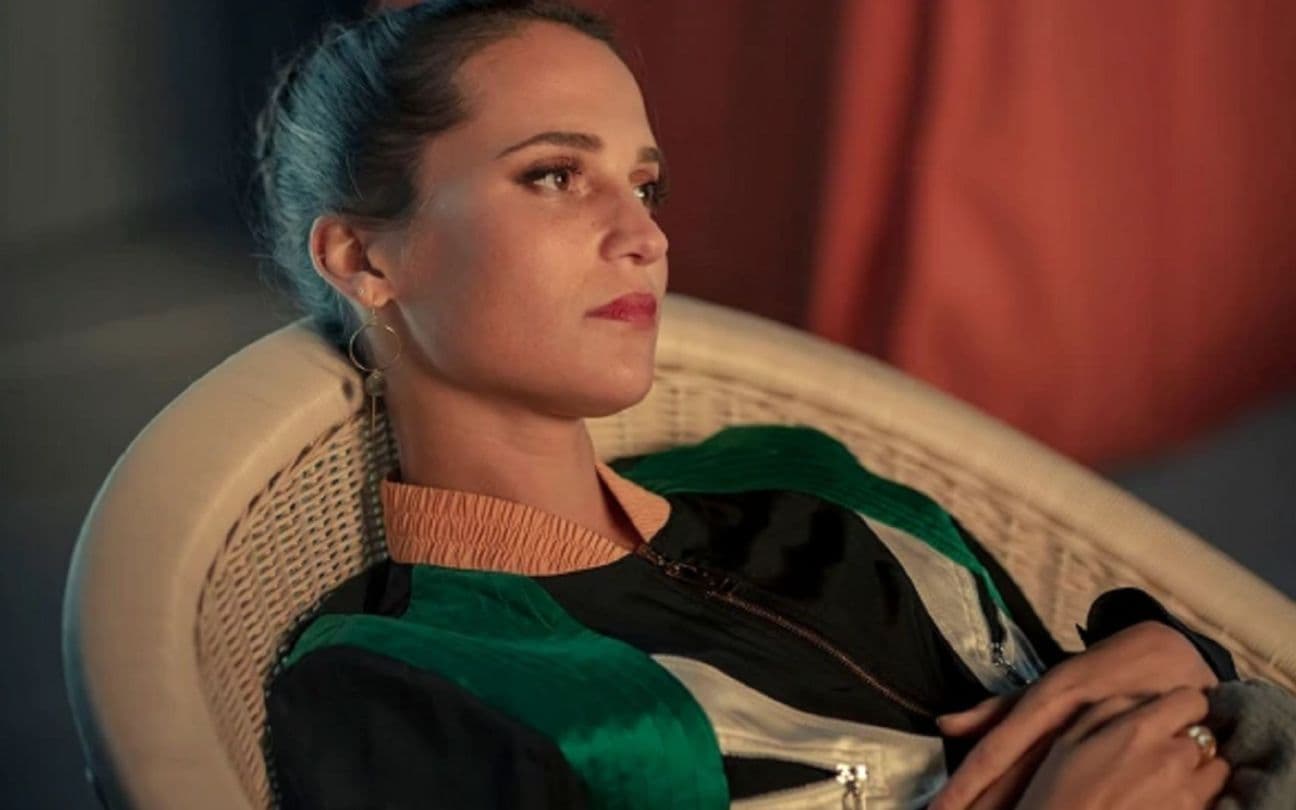 Alicia Vikander na série Irma Vep