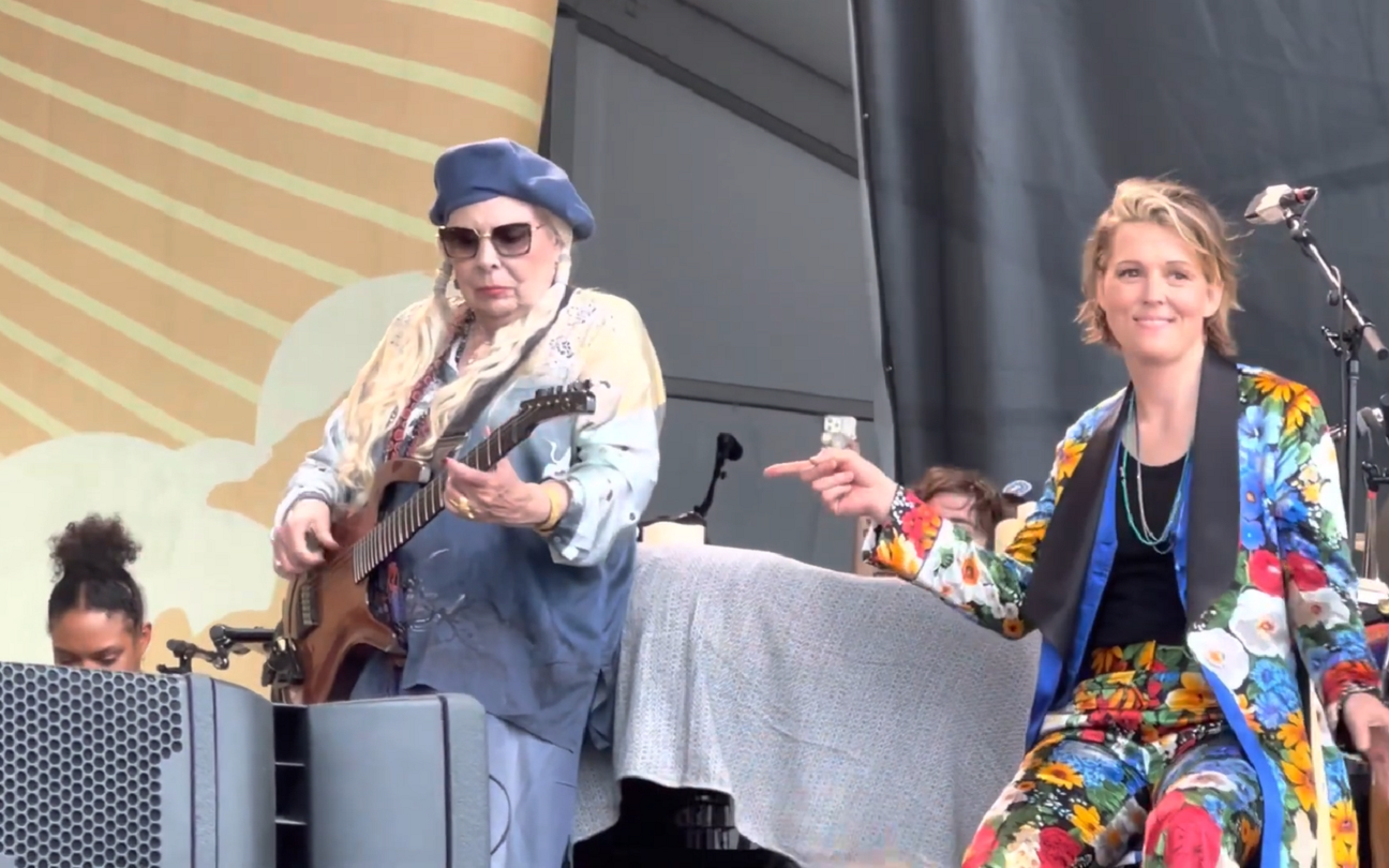 Joni Mitchell e Brandi Carlile em festival nos Estados Unidos