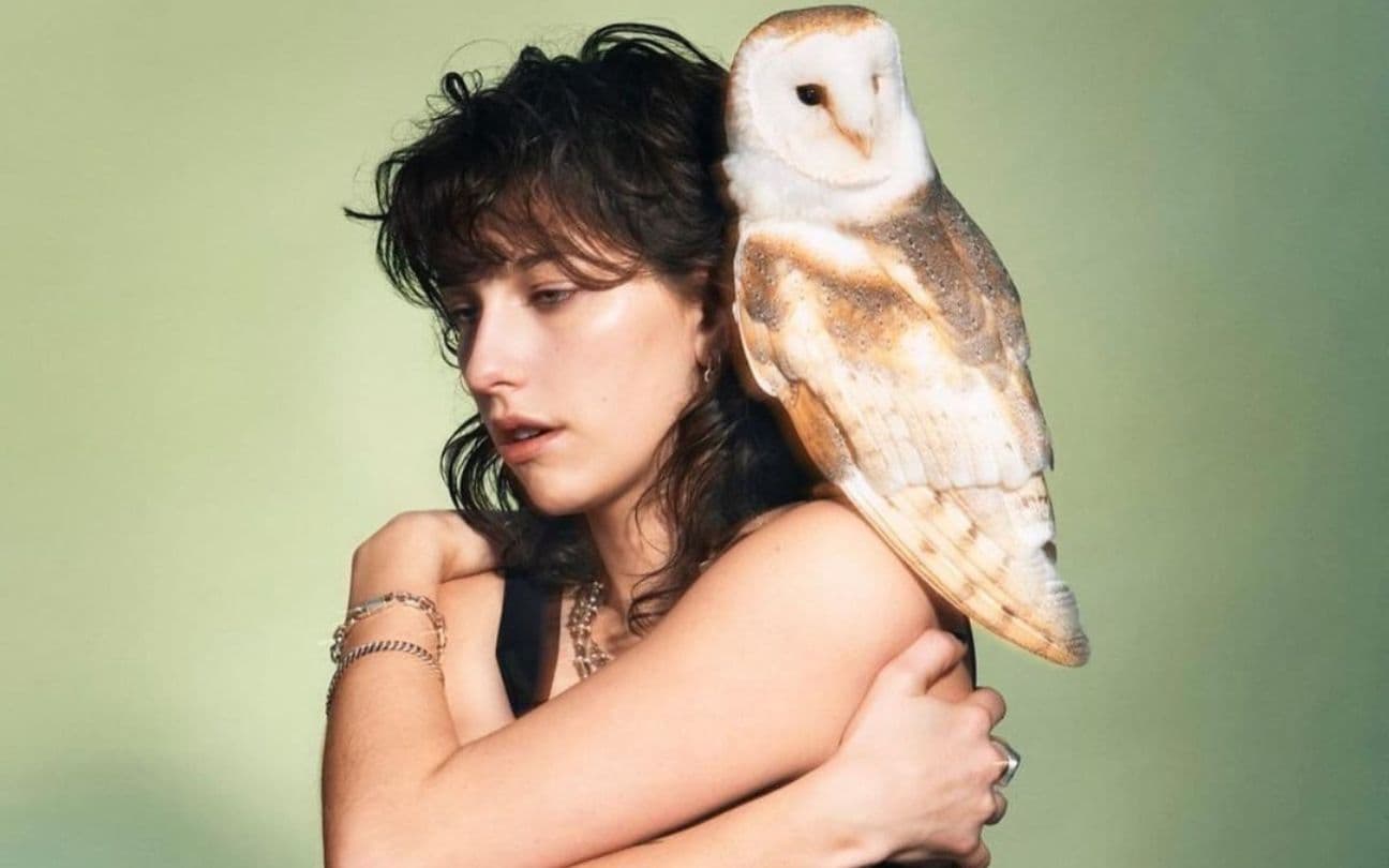 King Princess posa com conjura no ombro