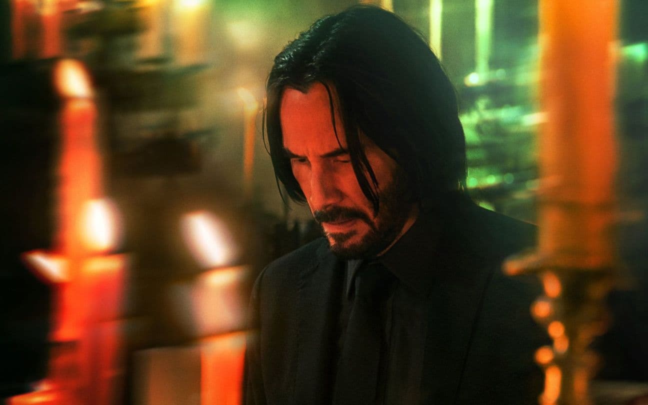 Keanu Reeves em foto promocional de John Wick 4