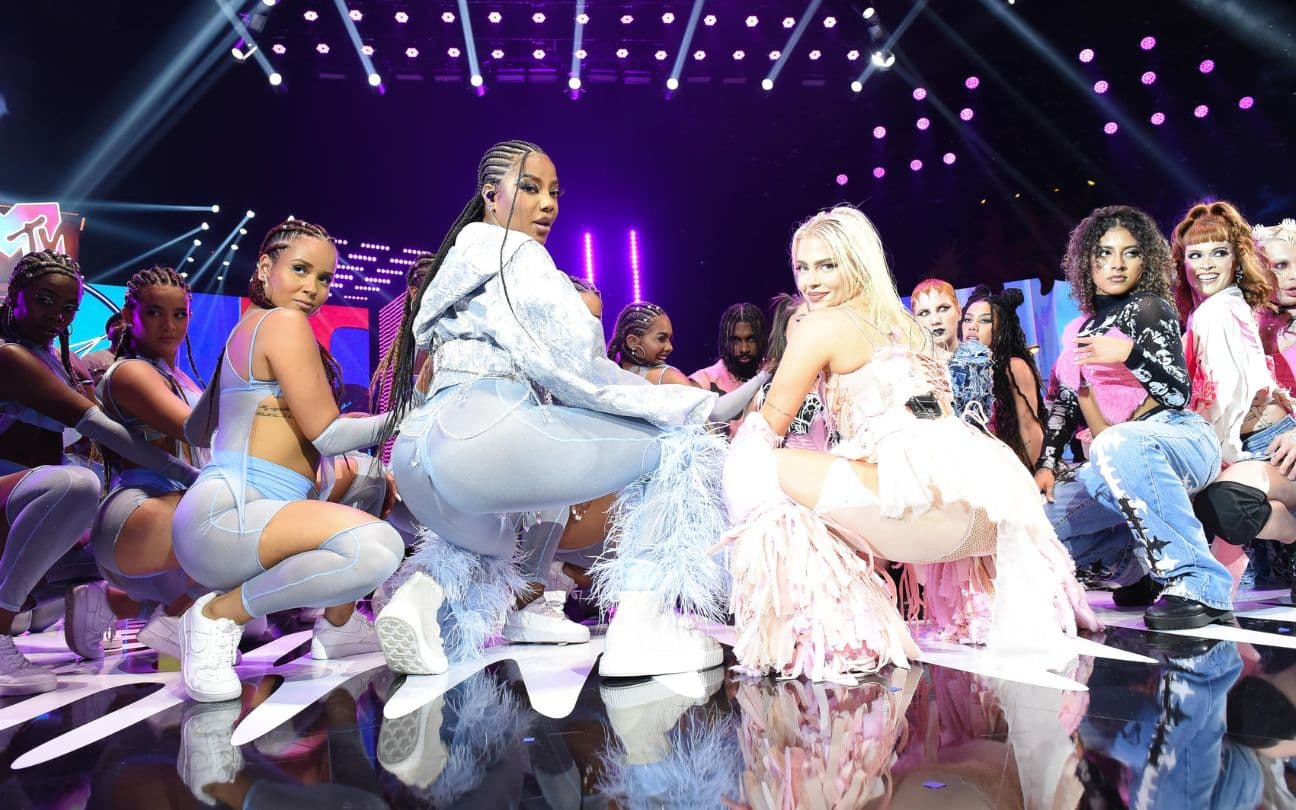 Ludmilla e Luíza Sonza agachadas no palco do MTV Miaw 2022