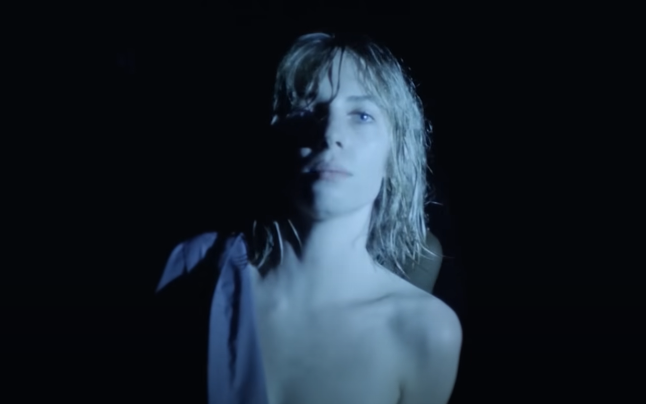 Maya Hawke no videoclipe de Therese