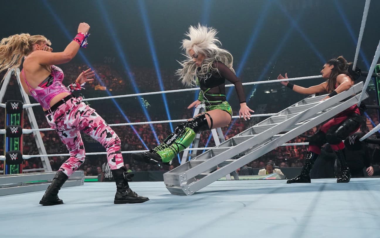 Lacey Evans. Liv Morgan e Raquel Rodriguez no Money in the Bank 2022