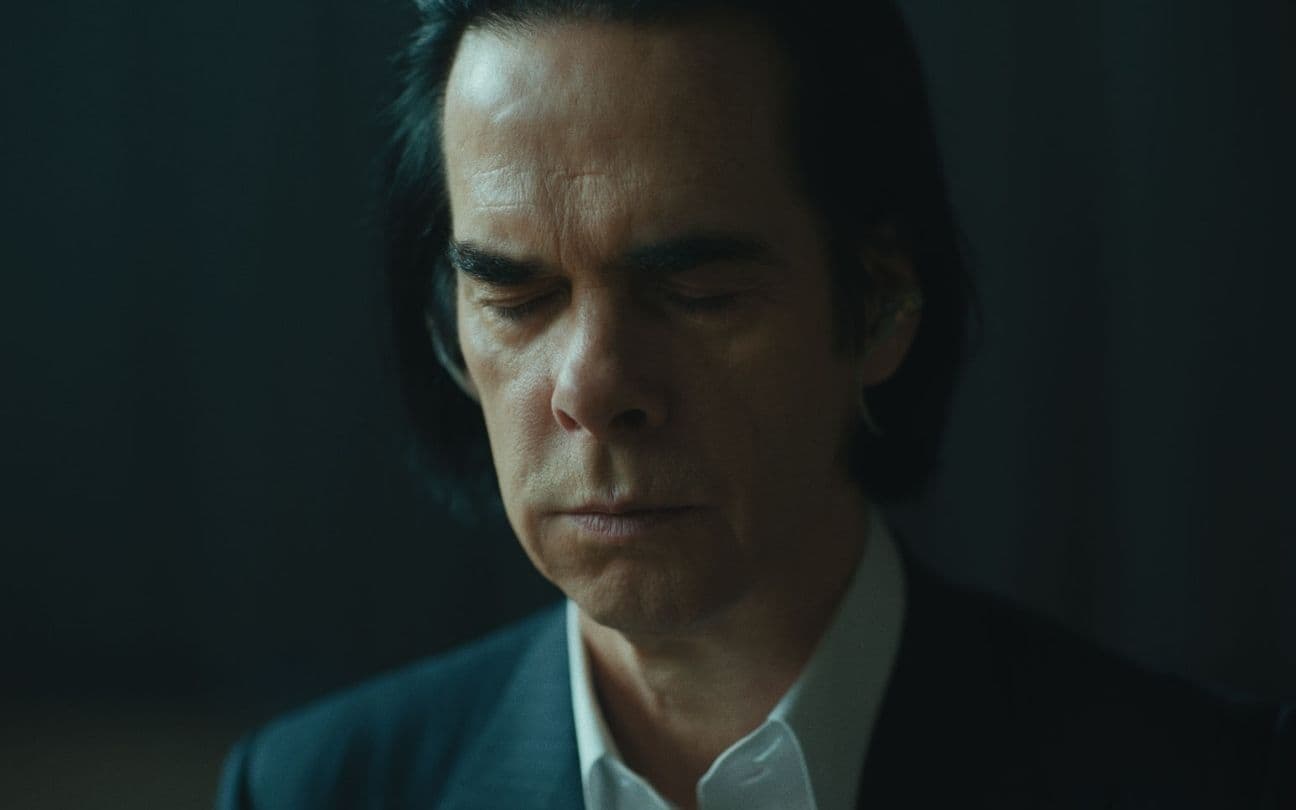 Nick Cave com os olhos fechados