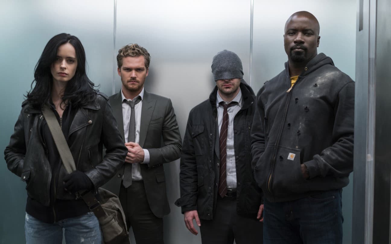 Krysten Ritter, Finn Jones, Charlie Cox e Mike Colter em cena de Os Defensores