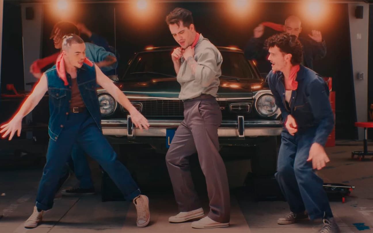 Brendon Urie, do Panic! At The Disco, no clipe de Middle Of A Breakup