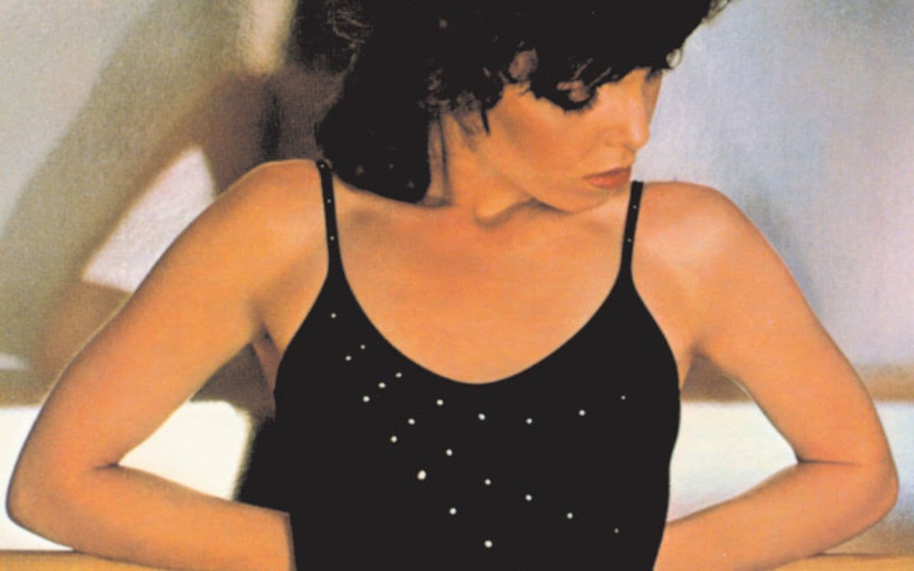 Pat Benatar na capa de Crimes of Love, álbum de Hit Me With Your Best Shot