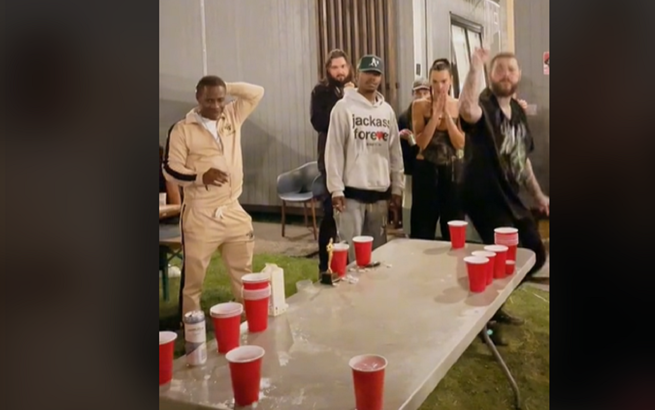 Post Malone disputa partida de beer pong com Dua Lipa na torcida