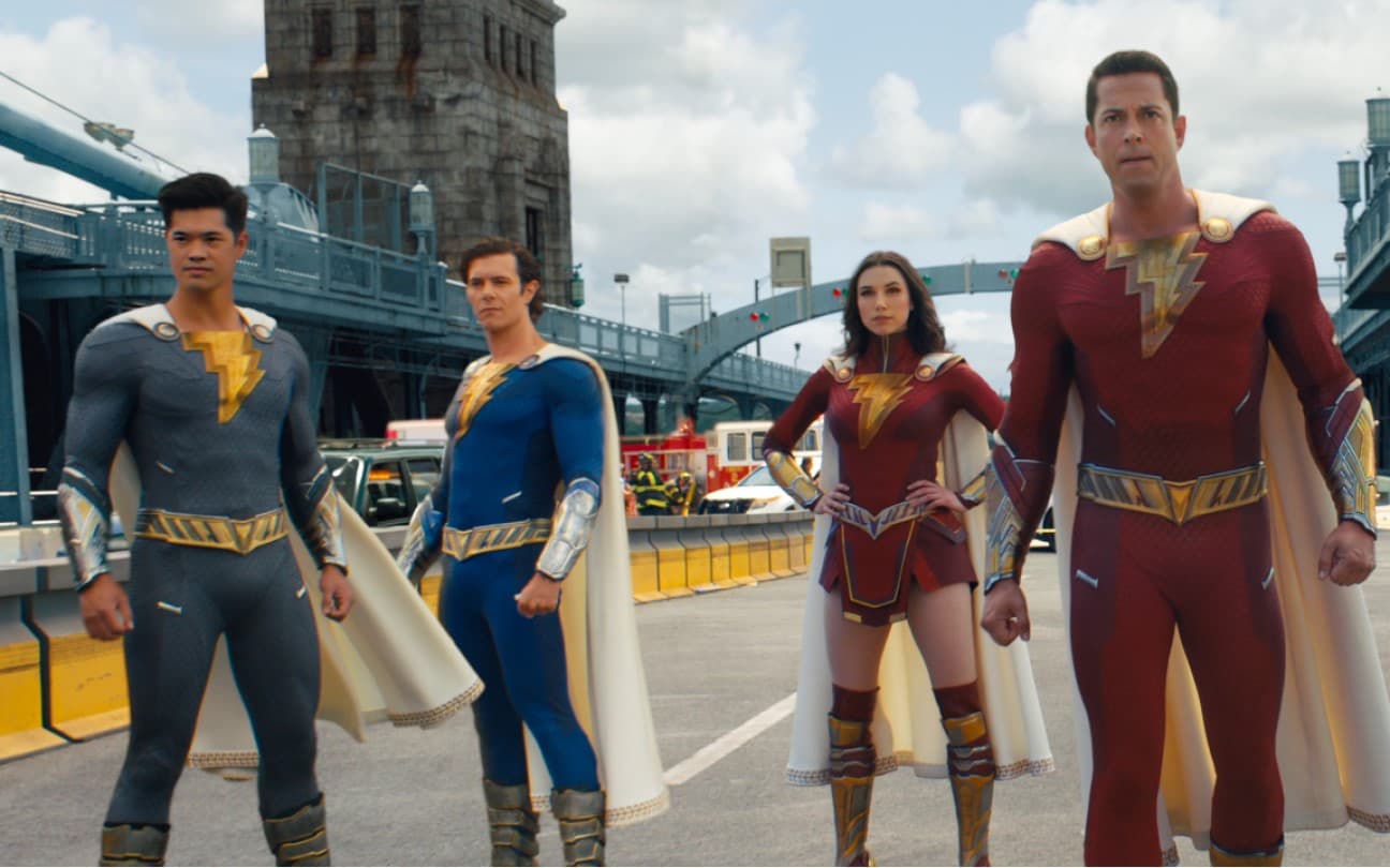 Cena com os heróis de Shazam! Fúria dos Deuses