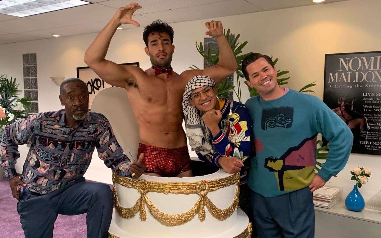 Sam Asghari com o elenco de Black Monday