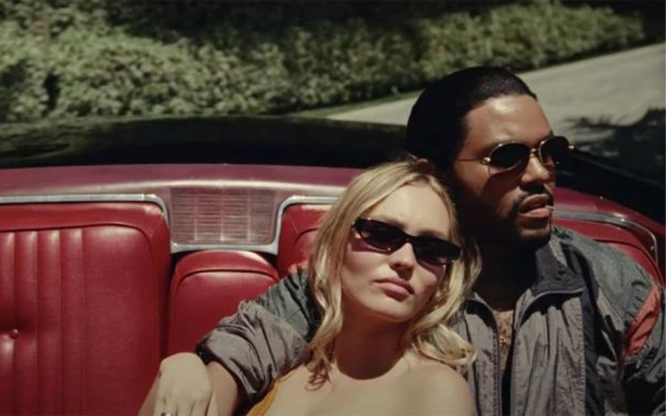 The Weeknd abraçado a Lily-Rose Depp em The Idol