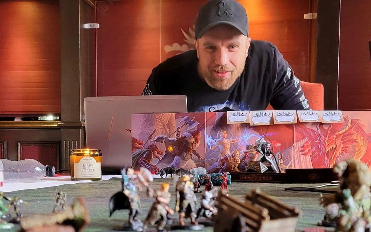 Thor Knai em frente à mesa de D&D