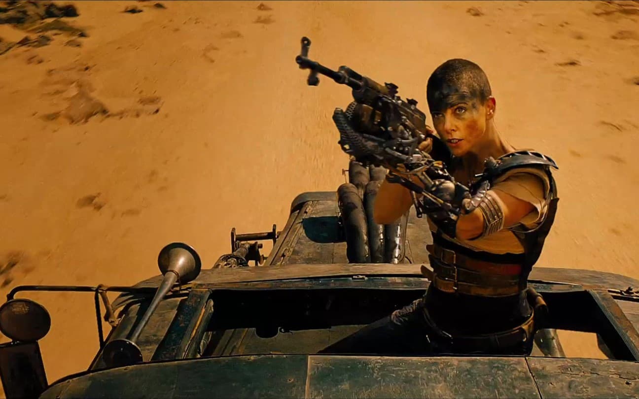 Charlize Theron em cena de Mad Max: Estrada da Fúria