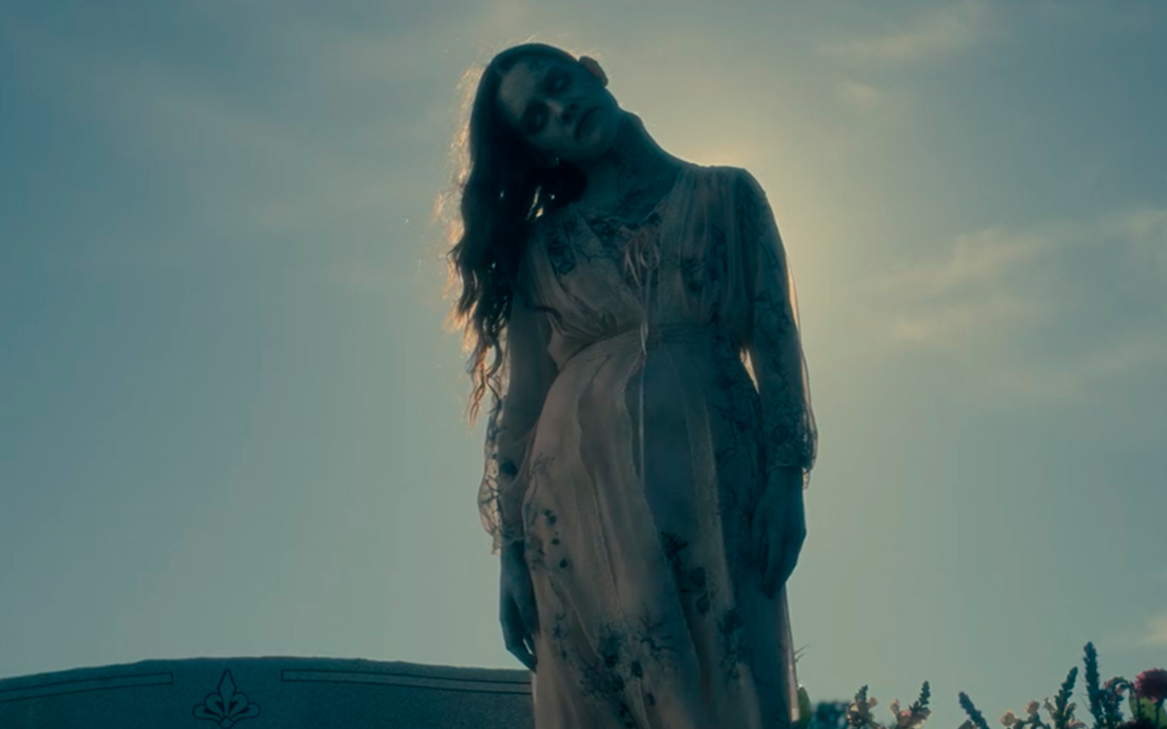 Victoria Pedretti como o espírito da Moça do Pescoço Torto na série A Maldição da Residência Hill