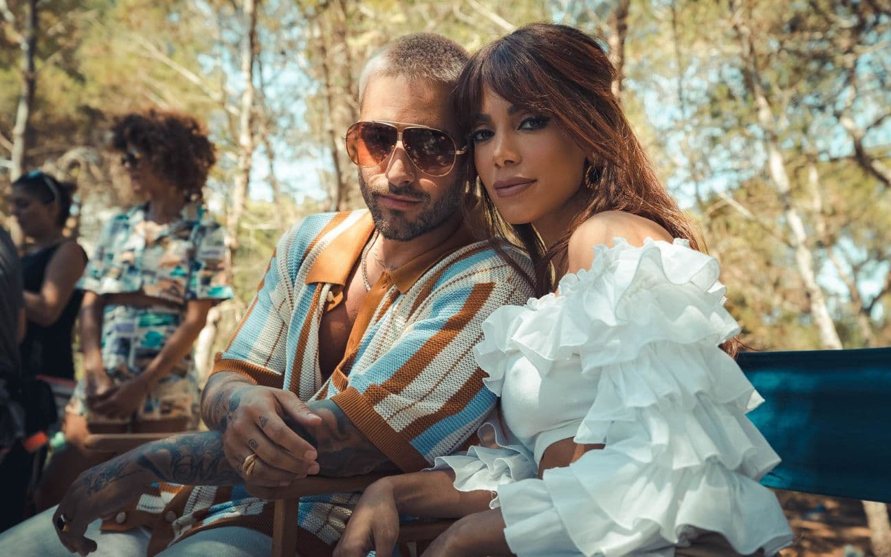 Anitta e Maluma sentados juntos no set de clipe