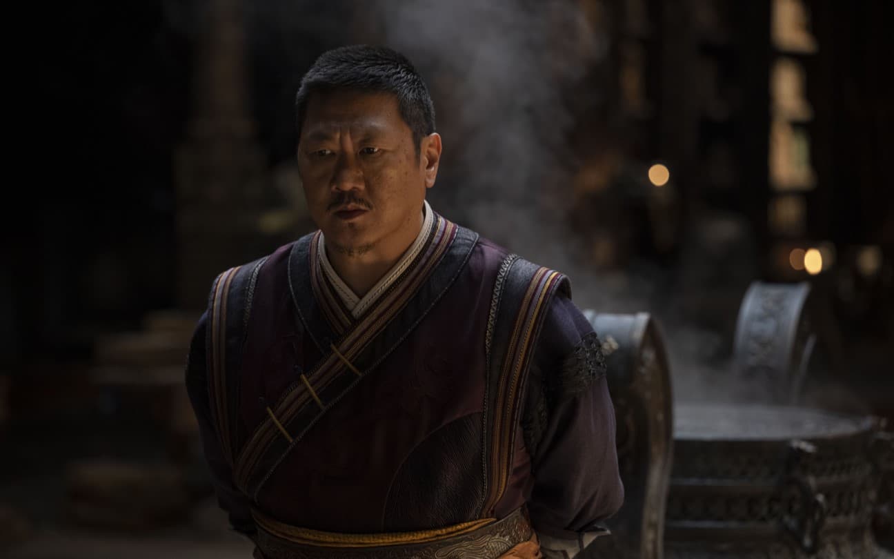 Benedict Wong em cena de Doutor Estranho no Multiverso da Loucura