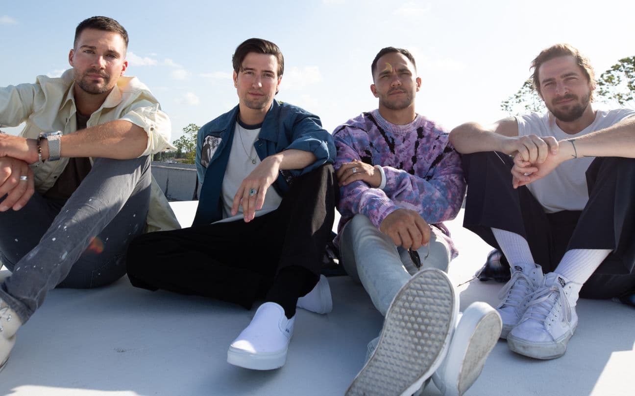 Membros da banda Big Time Rush sentados juntos