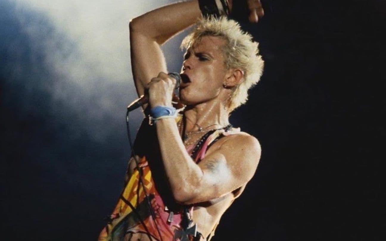 Billy Idol cantando em palco