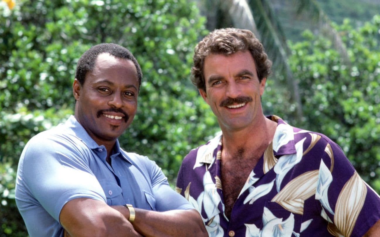 Roger E; Mosley e Tom Selleck na série Magnum