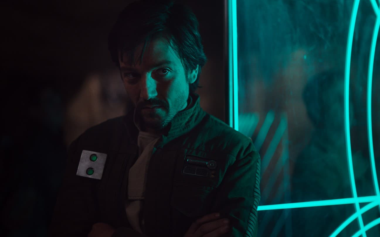 Diego Luna como Cassian Andor em cena de Rogue One
