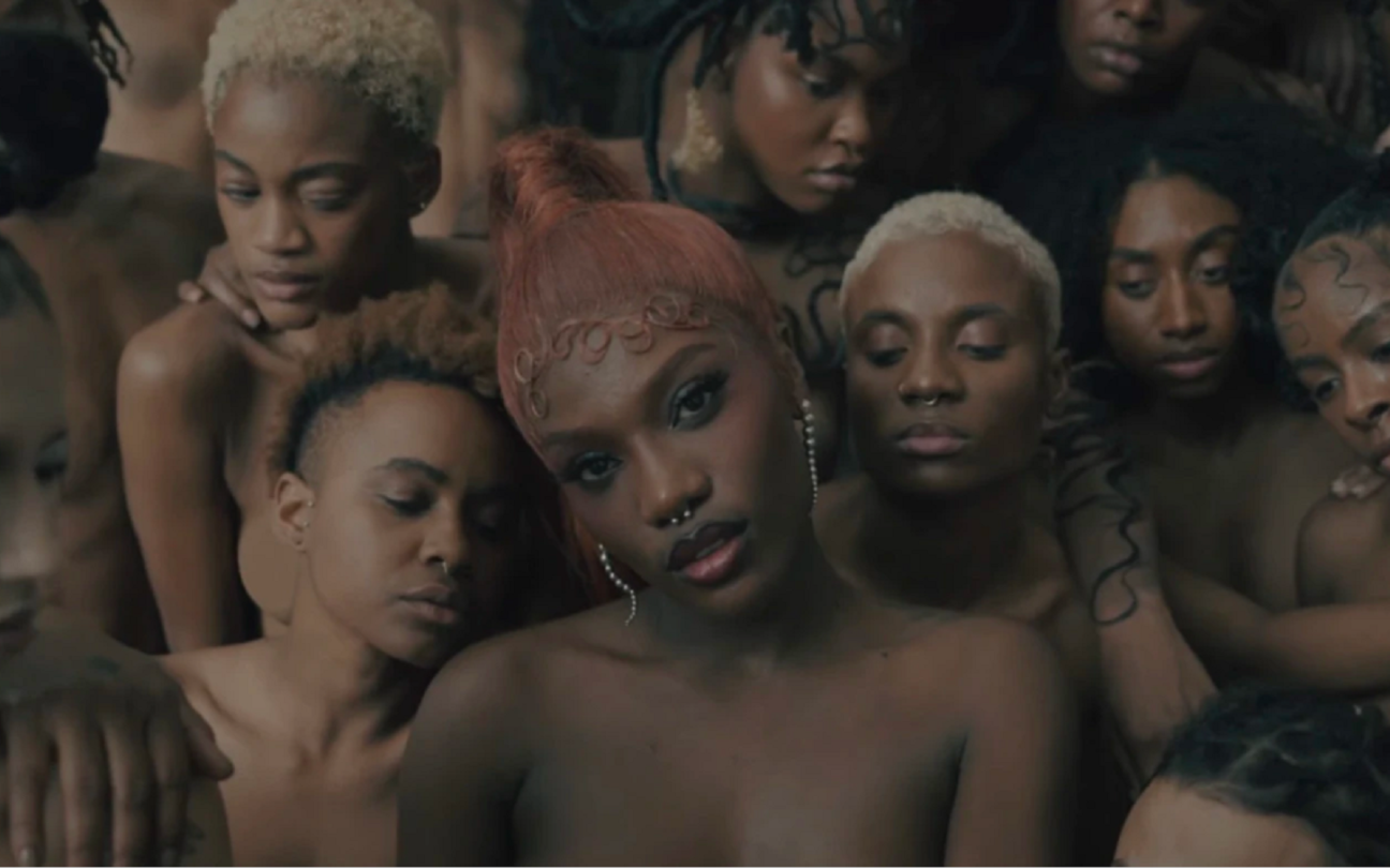 Doechii e dançarinas no polêmico clipe de Crazy