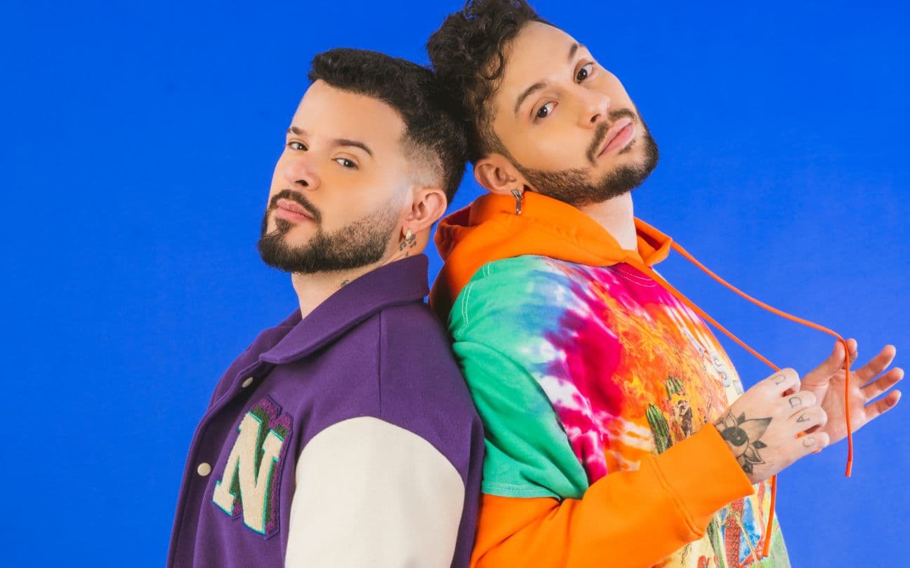 Duo Hitmaker posam de costas em estúdio