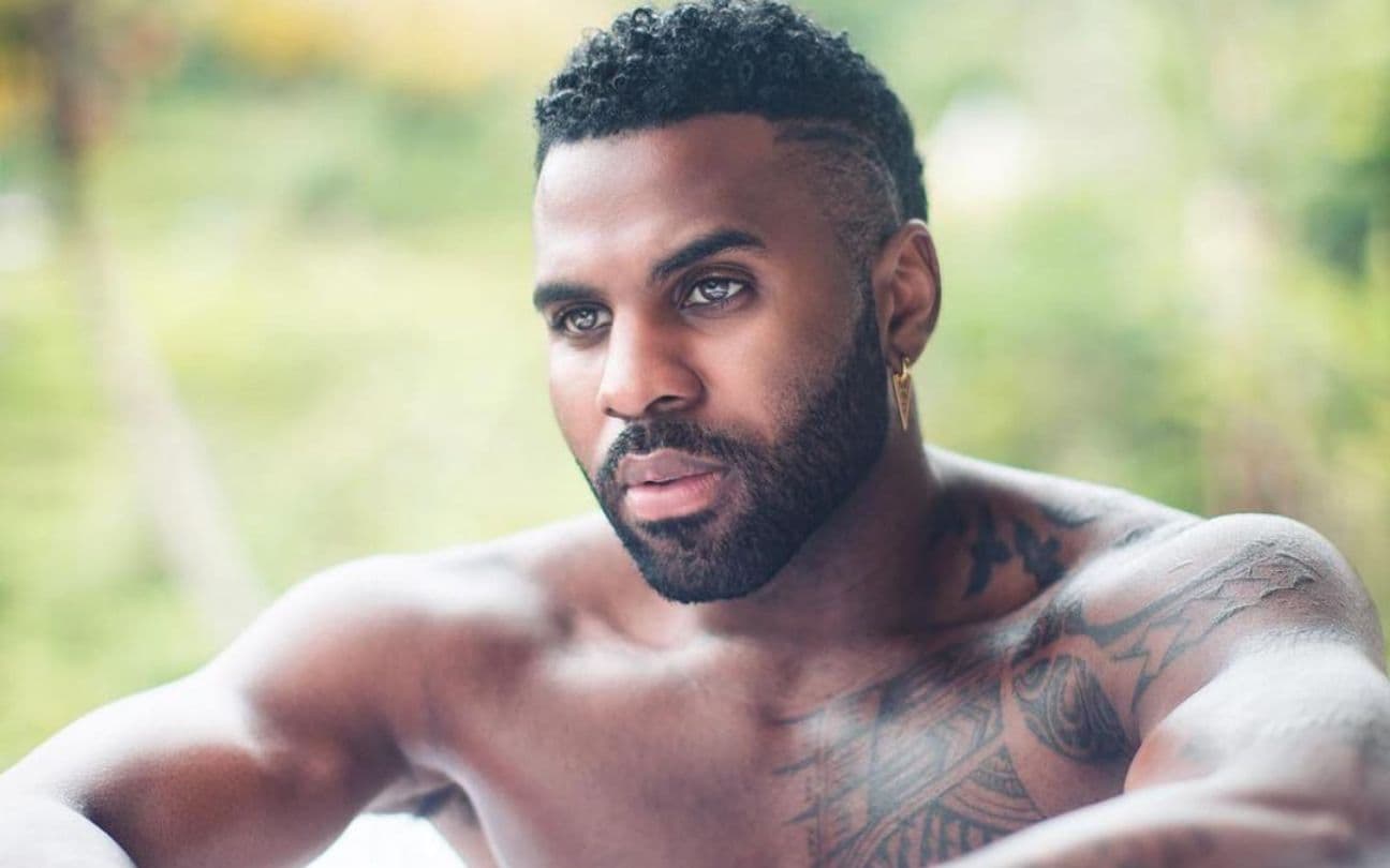 Jason Derulo olha para o lado, sem camisa