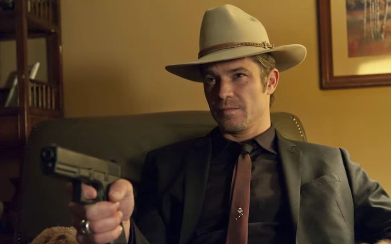 Timothy Olyphant em cena de Justified