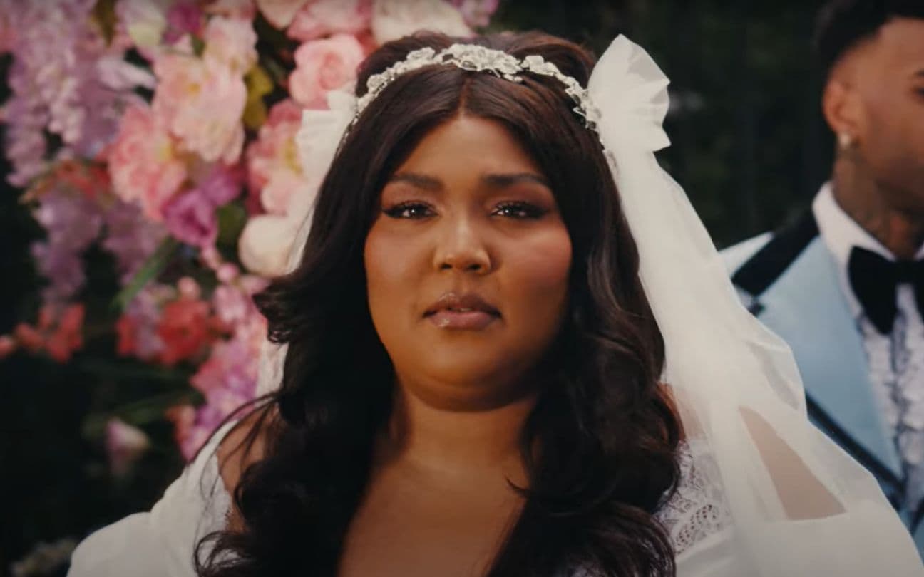Lizzo no clipe de 2 Be Loved (Am I Ready)