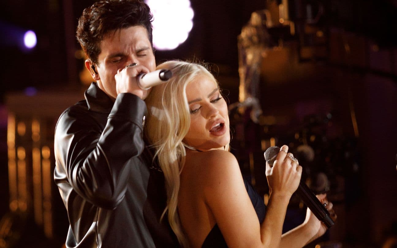 Luan Santana canta abraçado com Luísa Sonza em palco