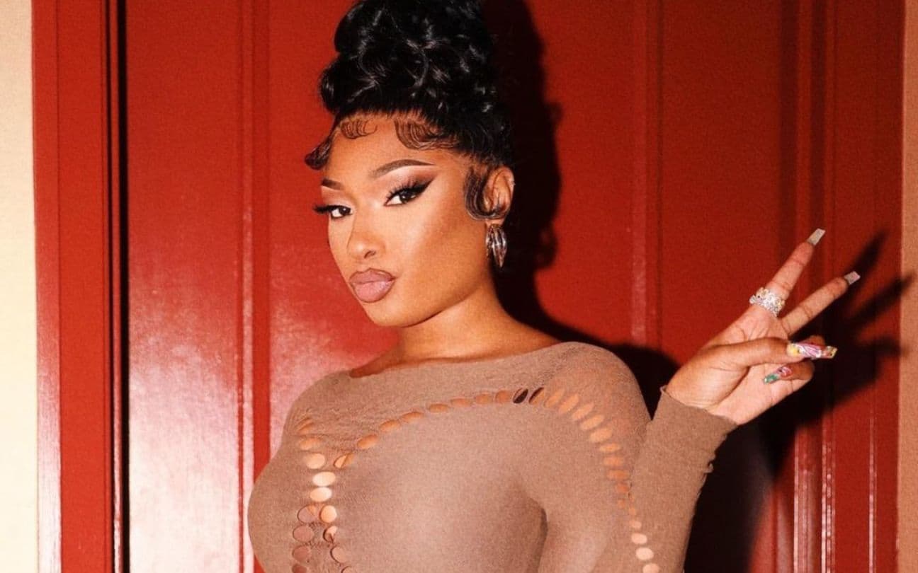 Megan Thee Stallion posa para foto em frente à porta vermelha