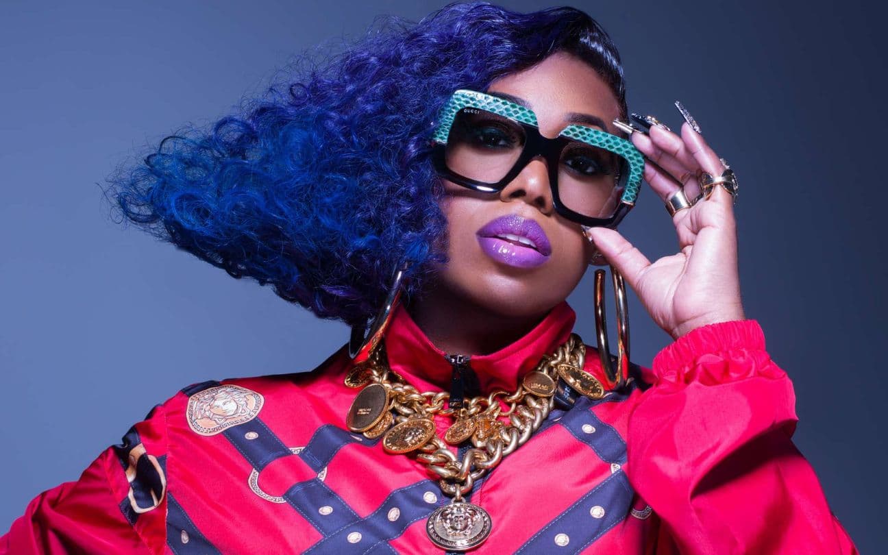 Missy Elliott posa em estúdio, usando óculos de sol