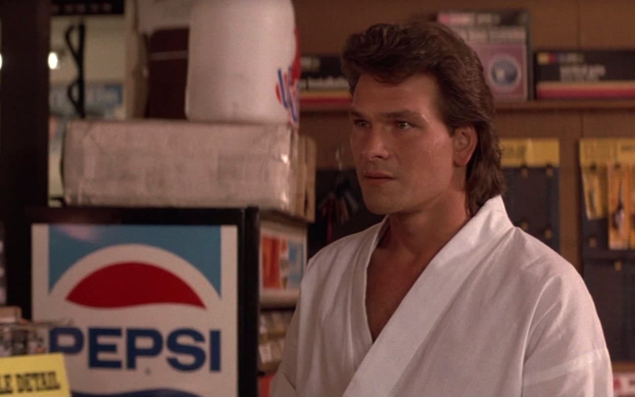 Patrick Swayze em cena de Matador de Aluguel