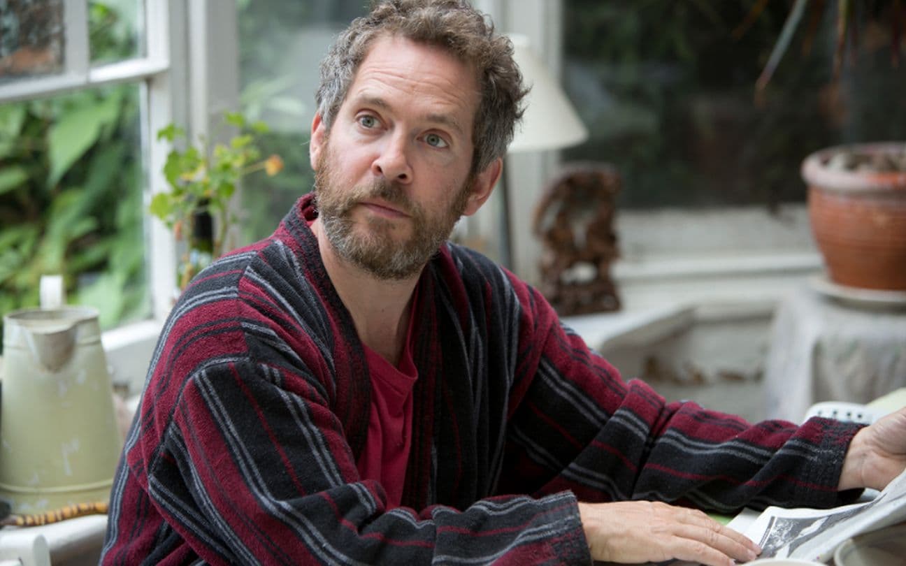 O ator Tom Hollander