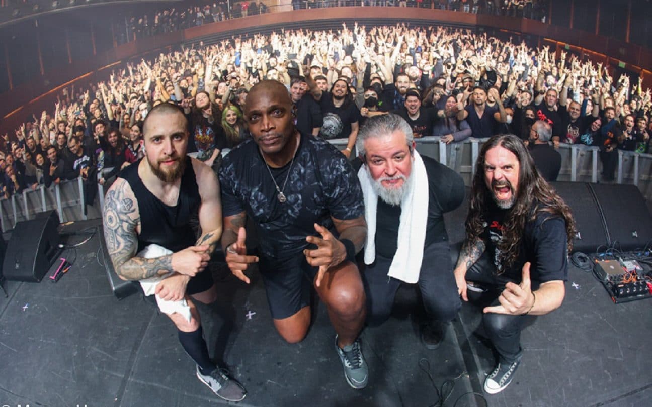 Sepultura posa para foto em show recente no Rio Grande do Sul