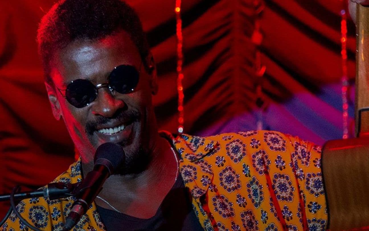 Seu Jorge em cena da série How to Be a Carioca