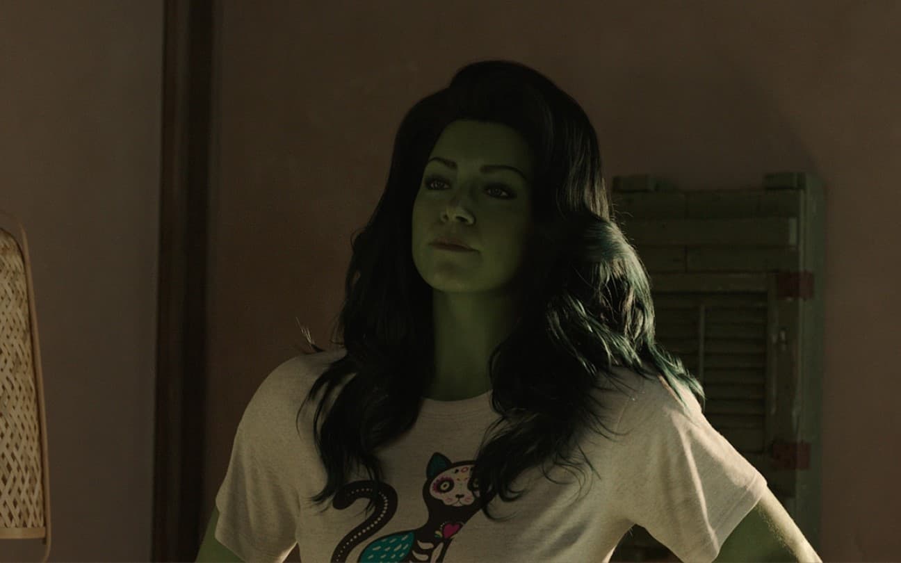 Tatiana Maslany em cena de Mulher-Hulk