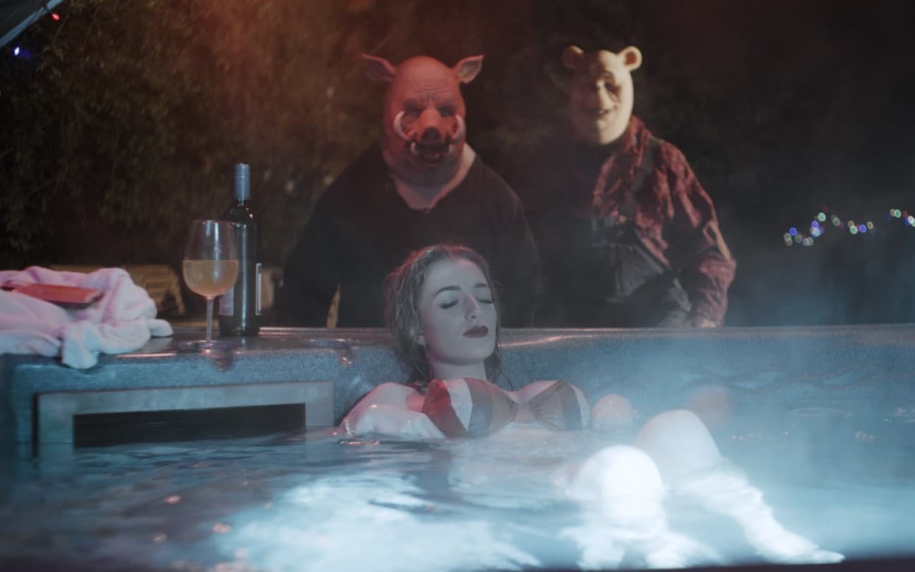 Natasha Tosini, Chris Cordell e Craig David Dowsett em cena de Winnie-the-Pooh: Blood and Honey